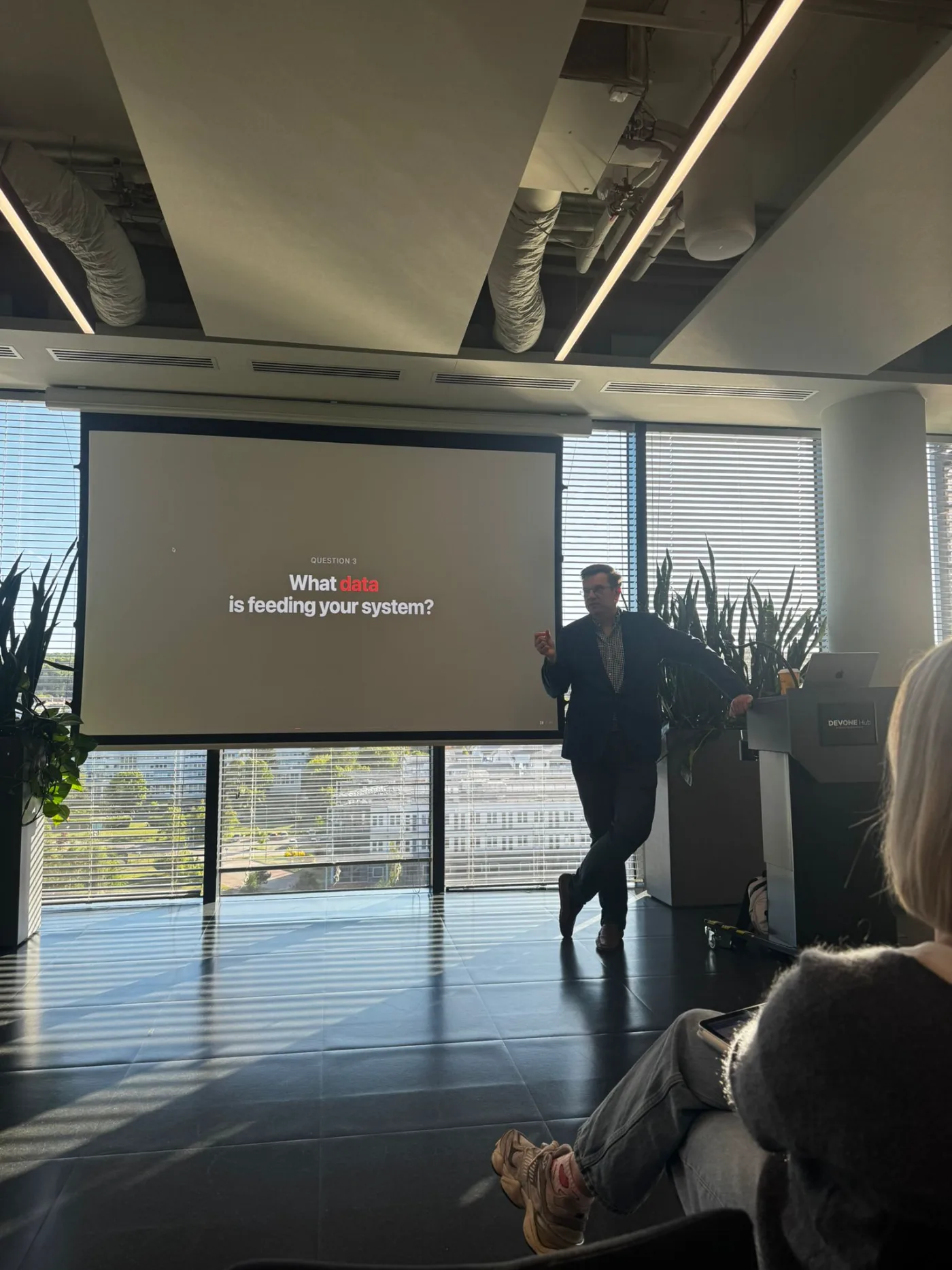 Sergiusz Rotman podczas prelekcji: „What data is feeding your system?”